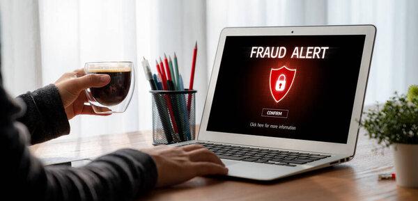 网络安全软件显示出网络攻击警报，以提供可靠的保护。病毒、网络钓鱼和网络诈骗的危险.