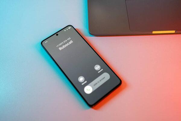 Robocall在电话里手机上的垃圾邮件进入电话。电话推销机器人呼叫。高质量的照片