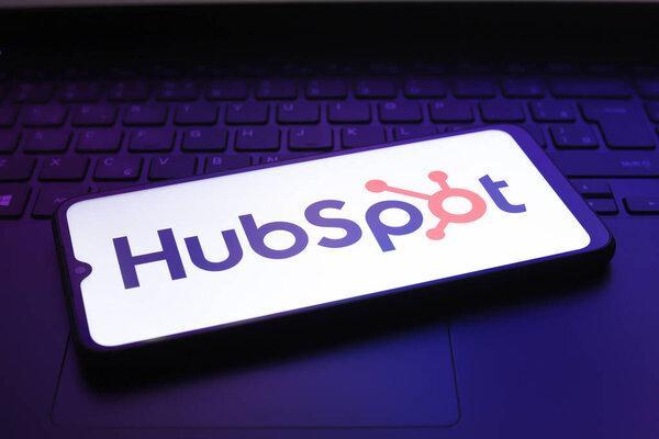 ， HubSpot 徽标出现在智能手机的屏幕上，， 12 月 2 日在美国里诺，, 2024