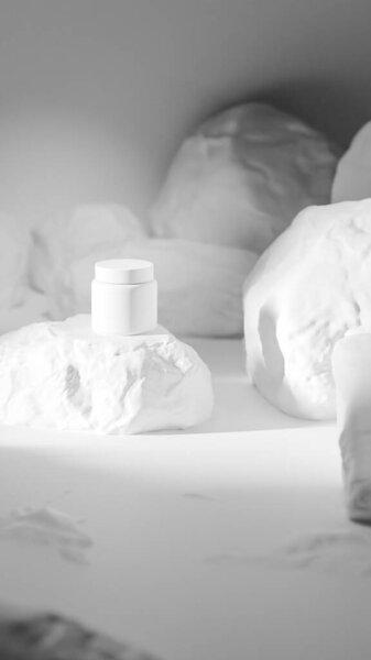 3D渲染一个光滑的黑色化妆品罐子，展示在石台上，具有戏剧性的灯光，完美的品牌，护肤包装，豪华设计和广告可视化.