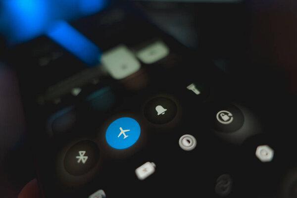 smarthpone 上的飞机模式图标。高品质照片