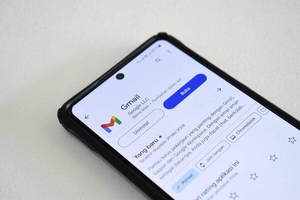 Pasuruan, Indonesia - June 08, 2024 : Gmail app in Google Play Store.智能手机在白色背景下隔离的Google游戏商店中的应用