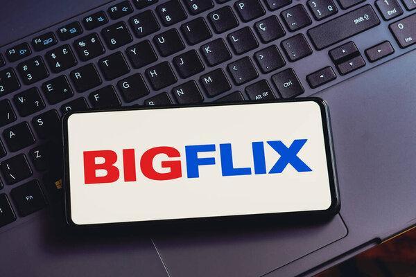 2023年4月28日，巴西。在这张照片中，BIGFlix标志显示在智能手机屏幕上