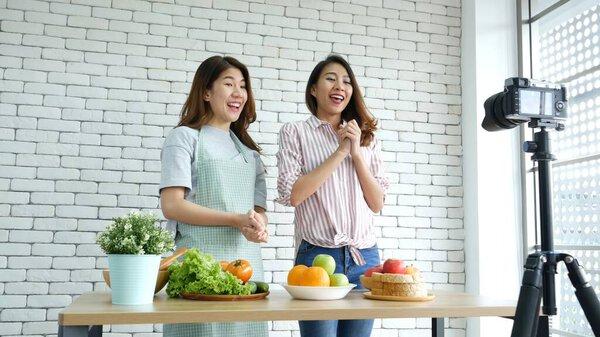 亚洲影响因素博客直播回顾西红柿护肤健康饮食的生活方式。两位年轻女性朋友博客《快乐生活》 （Happy Life style vitamin C tomato vegetable fruit） 。两个女人谈论社交媒体