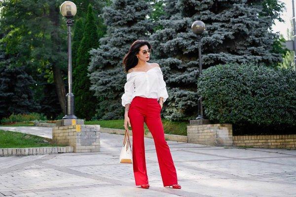 Young gorgeous brunette woman posing on the street 