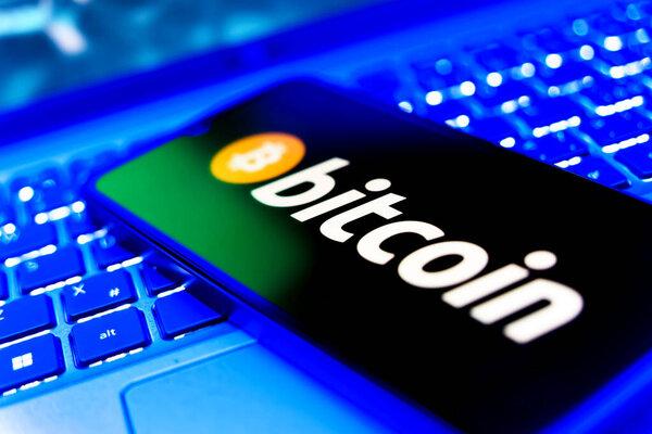 布拉格，捷克：具有Okx Crypto标识的独立背景的现代智能手机设备  