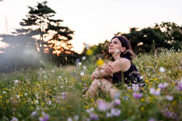 一个年轻的、梦幻般的女孩是天生的。高质量的照片