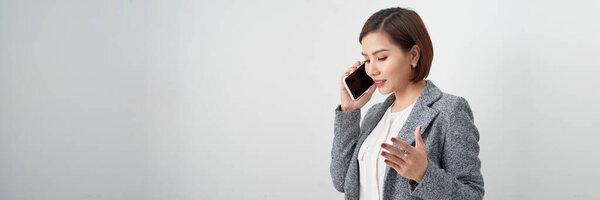 女商人在电话里交谈- -被白色的横幅隔开