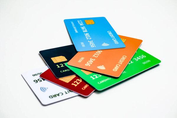 在白色背景下隔离的五颜六色的信用卡显示了各种各样的支付选项