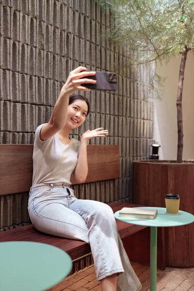 3.年轻女性在户外咖啡馆度过了一段轻松惬意、自然惬意的时光