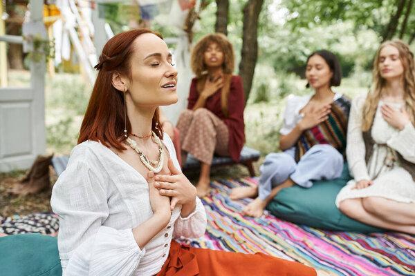 快乐的红头发女人在隐约的多民族朋友身边沉思，在撤退中心的室外
