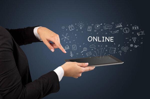 使用ONLINE注册、社交媒体概念的触摸屏的特写