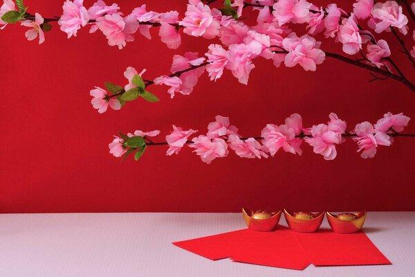 春节装饰，红色背景上的红包和金锭