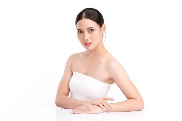 年轻美丽的亚洲女人，有着洁白的背景、脸蛋护理、面部护理、美容美发、美容美发、水疗、亚洲女性肖像.