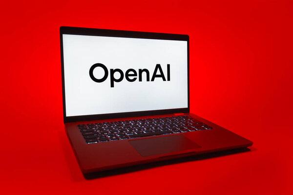 布拉格, Czechia - 08 01 2025:一台统一背景的笔记本电脑展示了OpenAI标志.OpenAI是一个开发人工智能模型和应用程序的平台.
