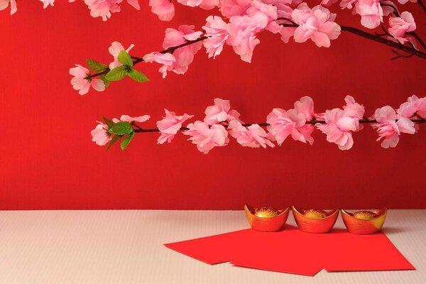 春节新年装饰品，红色背景上的红包和金锭