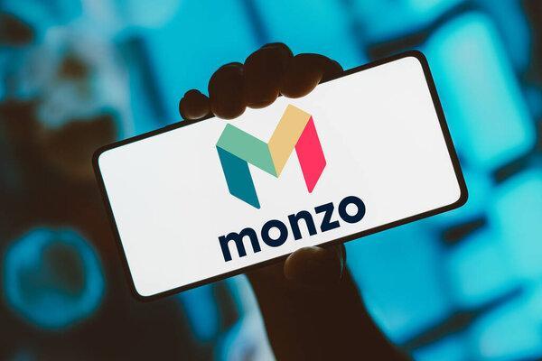 2023年11月21日，巴西。在这张照片中，Monzo Bank的标志显示在智能手机屏幕上