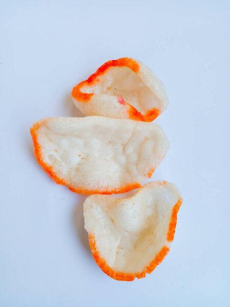 虾仁饼干被白色背景隔离。白色和橙色虾仁饼干.