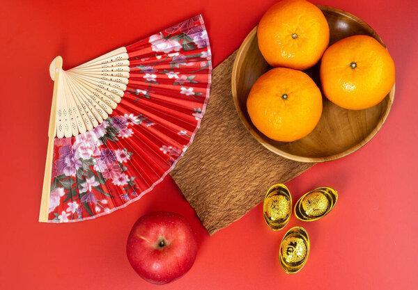 新年快乐。柑橘、中国金锭、红包或红包礼金是繁荣的象征。孤立的红色。复制空间。可用于壁纸、贺卡、设计。
