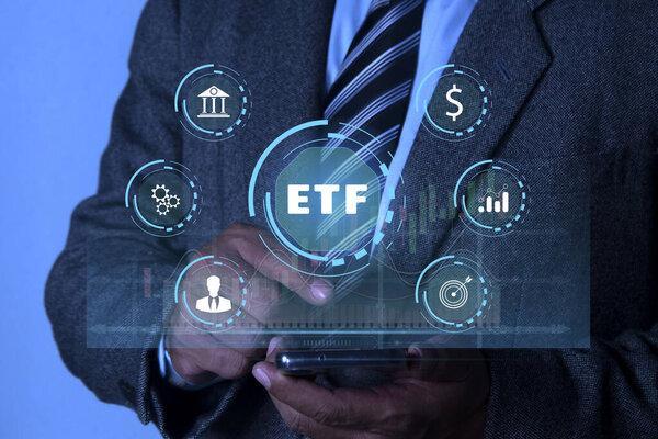 商人使用智能手机ETF (Exchange Traded Funds) 。投资于共同基金和ETF的机会，金融市场财富的增长。投资和股票市场指数基金.