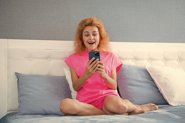 家里令人惊讶的女孩通过电话进行交流。女孩使用电话交流。女孩的电话交流.