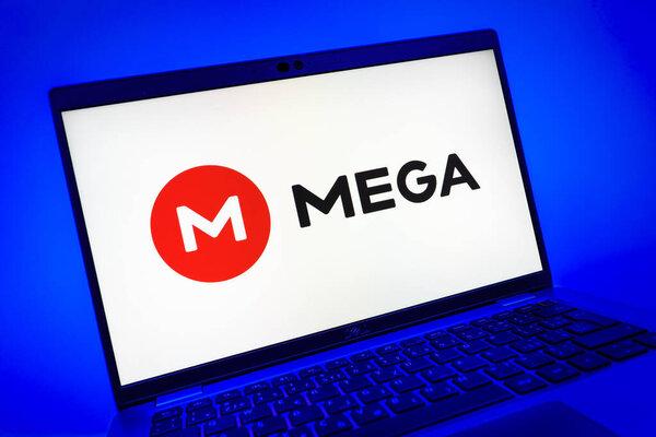 布拉格，捷克-08: 01: 2025：一个显示Mega标志的笔记本电脑屏幕的特写。Mega是一个具有加密文件共享的云存储平台.