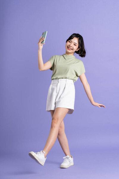 美丽的亚洲女人在紫色背景上的画像