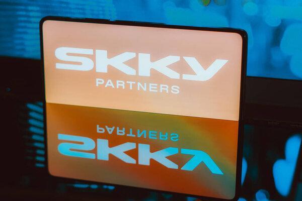 2023年11月21日，巴西。在这张照片中，SKKY Partners的标志显示在智能手机屏幕上