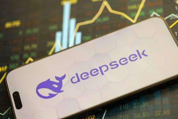 KYIV, UKRAINE - JANUARY 29, 2025 Deepseek app logo图标显示在智能手机屏幕上。中国人工智能初创企业推出先进人工智能模型