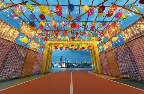 香港东海岸公园分区有城市天际线背景的中国灯笼