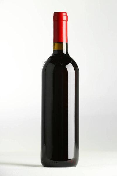 白色背景的昂贵红酒瓶