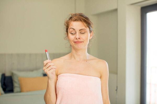 年轻漂亮的女人面带微笑，脸上带着快乐而自信的表情。口红概念