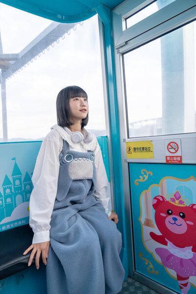 台湾台北市什林区一个游乐园的摩天轮上，一名20多岁的台湾年轻女子在玩耍