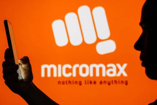 2023年6月13日，巴西在这张图中，Micromax Information atics的标识出现在一个手持手机的轮廓女性的背景中