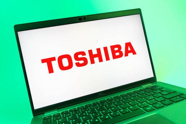 Prague, Czechia - 08 01 2025: An close-up view of a laptop screen showing the Toshiba logo.东芝是一家生产电子设备的科技公司.