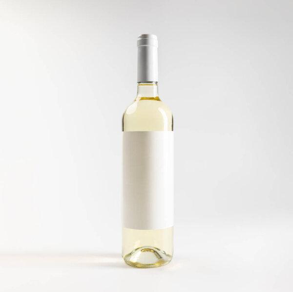 酒瓶透明，白葡萄酒色泽鲜亮，白色背景，有彩色空间，750毫升，真照片