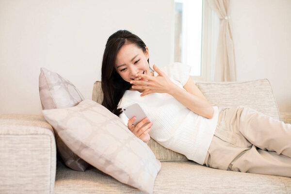 美丽的年轻亚洲女人在家里的肖像