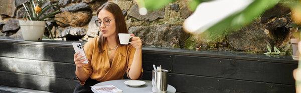 在一家舒适的咖啡店里，一位年轻女性一边一边一边一边一边一边在电话上看消息，拥抱着自己的生活方式.