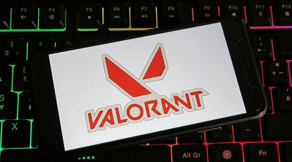 德国维尔森- 1月9日。2024：在pc键盘上安装带有Valorant游戏标识字母的智能手机