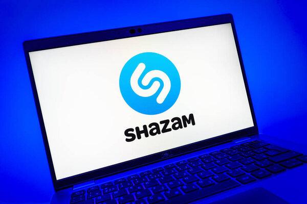 Prague, Czechia - 08 01 2025: An close-up view of a laptop screen showing the Shazam logo.Shazam是一个用于识别歌曲和音乐曲目的应用程序.
